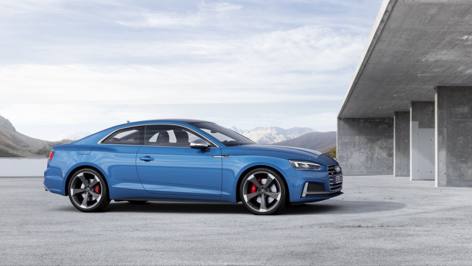 Audi S5 TDI 2019 - coupe azul de lado