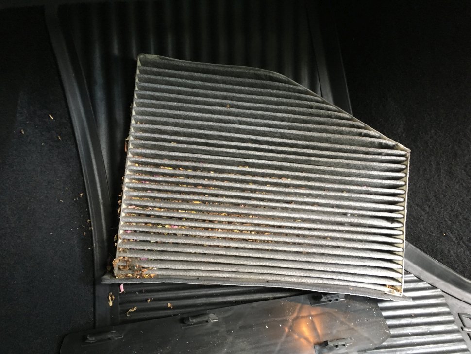 A clear view on how dirty cabin air filter looks.