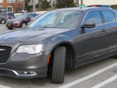 Chrysler 300 с фокус на предницата на колата