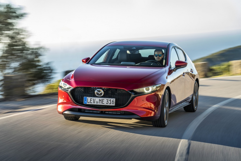 Mazda3 IV 2019 Soul Red Crystal Action 1