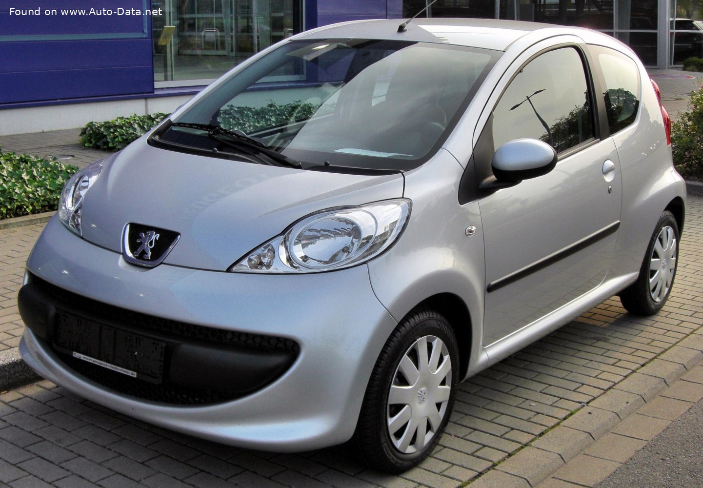 https://www.auto-data.net/images/f104/Peugeot-107-Phase-I-2005-3-door.jpg
