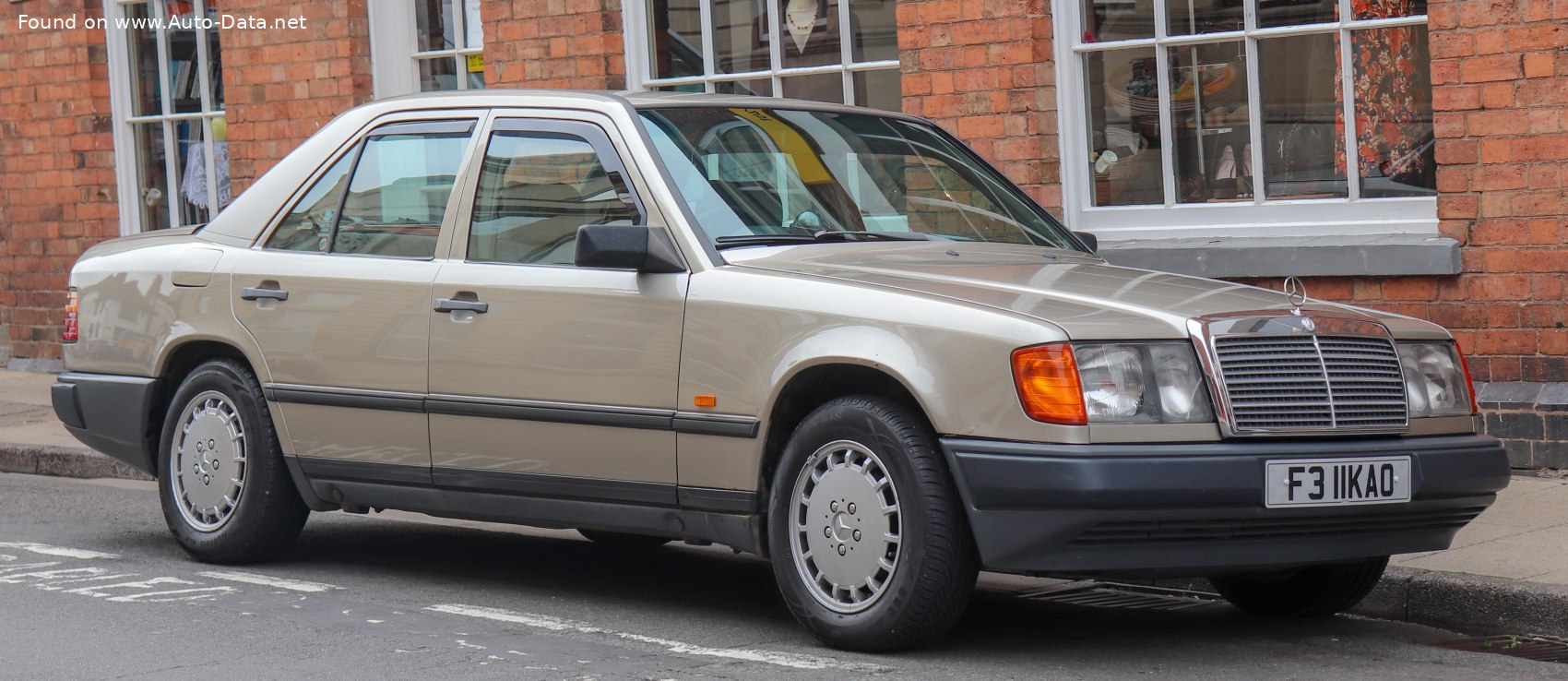 1984 Mercedes-Benz W124 230 E (136 CH)  Fiche technique, consommation de  carburant , Dimensions