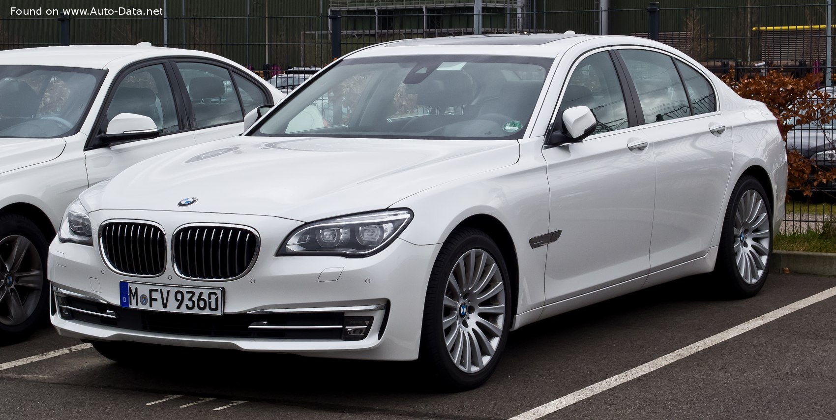 https://www.auto-data.net/images/f108/BMW-7-Series-F01-LCI-facelift-2012.jpg