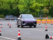 Зад волана на LEPAS: елегантност на хартия, въпроси на пистата
