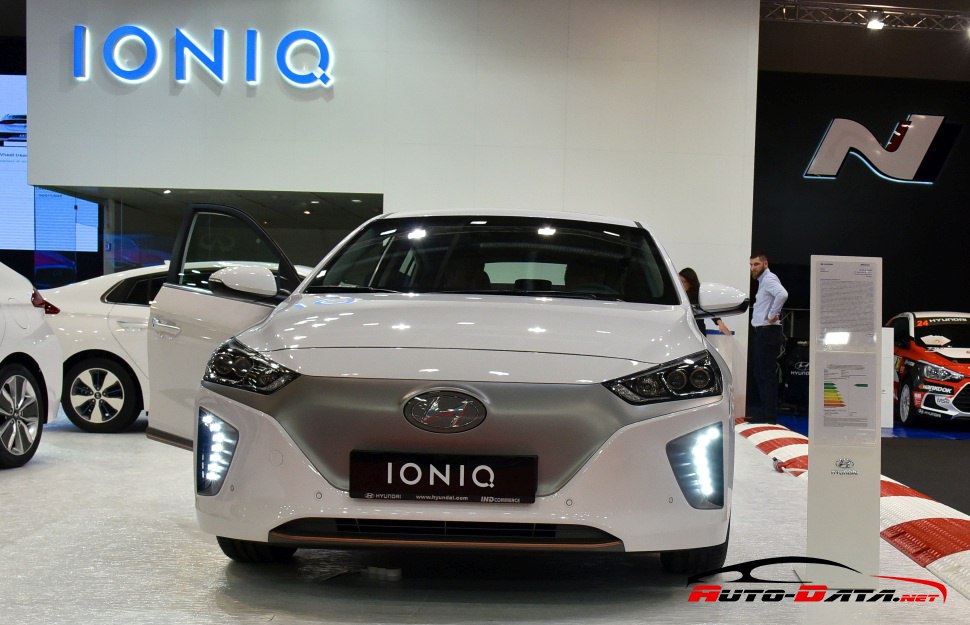 Hyundai IONIQ - front, open door