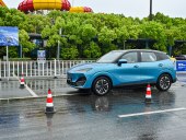 Зад волана на LEPAS: елегантност на хартия, въпроси на пистата