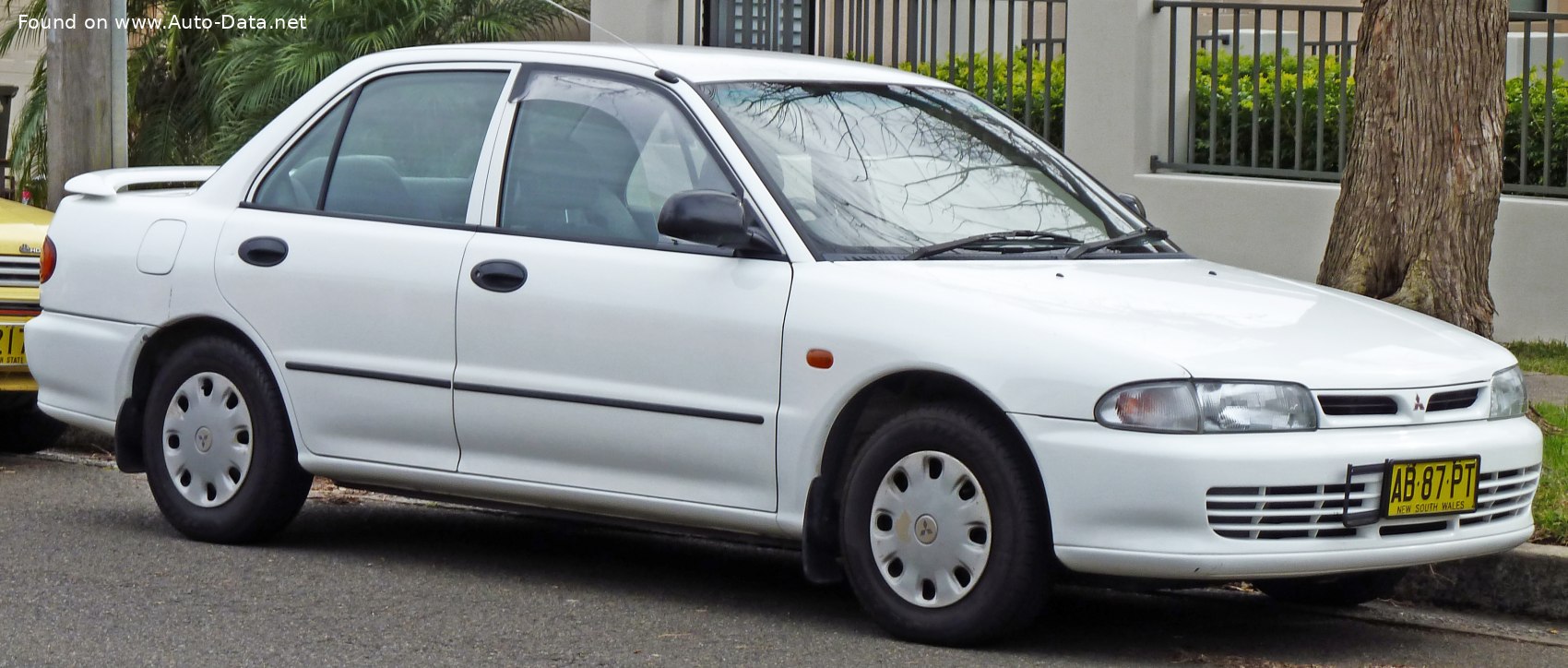 1992 Mitsubishi Lancer V 1.3 (75 CV) Ficha técnica y