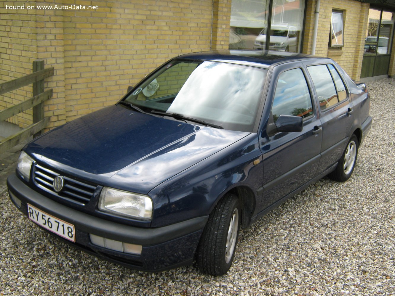 1992 Volkswagen Vento (1HX0) 1.8 (75 Hp) Technical specs
