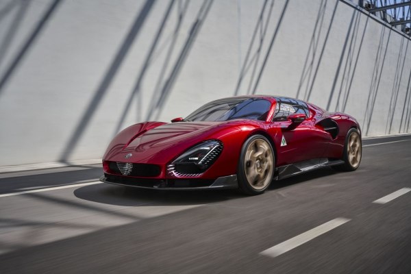 2024 Alfa Romeo 33 Stradale (2023) - Foto 1