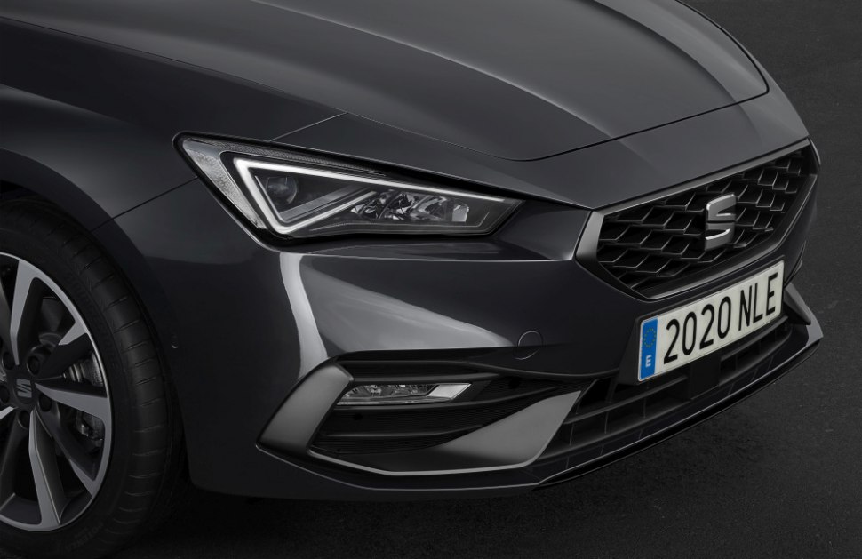 2020 Seat Leon - графитено сиво, предницата отблизо