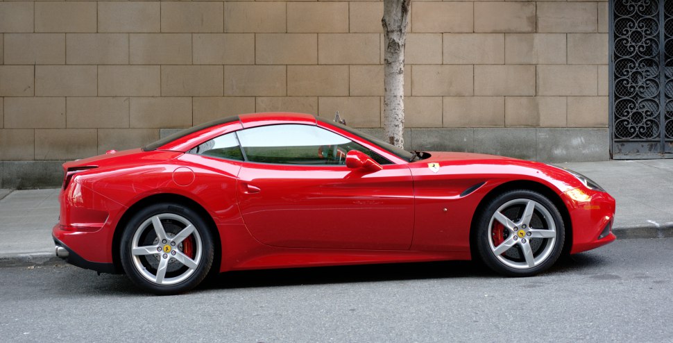 Ferrari California - странична гледка