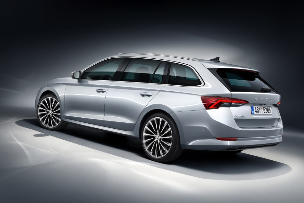 Skoda Octavia 2020 Combi rear side view