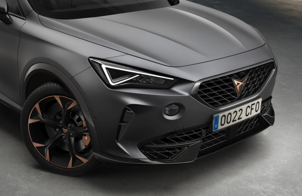 Страничен поглед към Cupra Formentor 