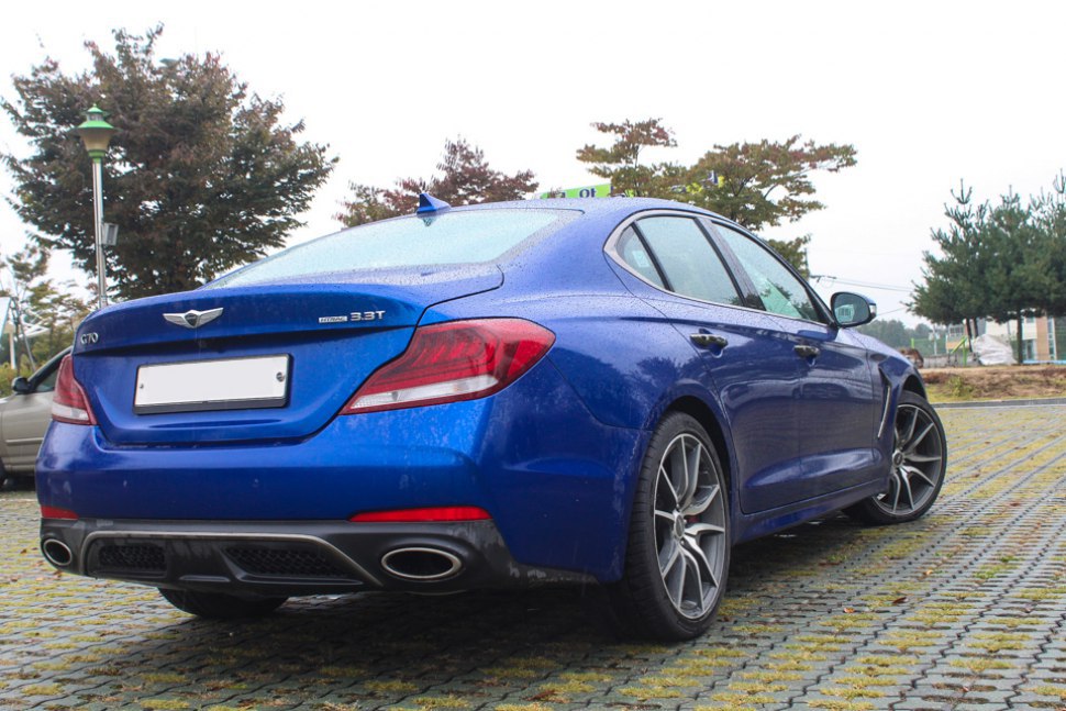 Genesis G70 - rear view, information