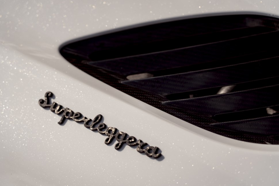 Стилният Aston Martin DBS Superleggera Volante - детайл