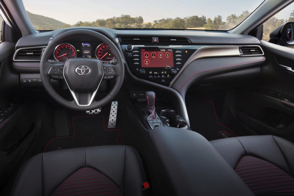 2020 Toyota Camry - интериор 