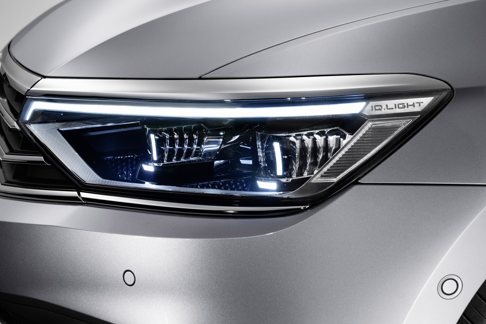 LED headlights of 2019 Volkswagen Passat