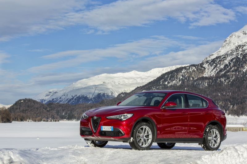 2017 Alfa Romeo Stelvio (949) - Fotoğraf 1