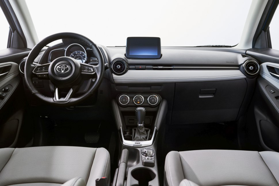 Toyota Yaris 2020 - interior dashboard