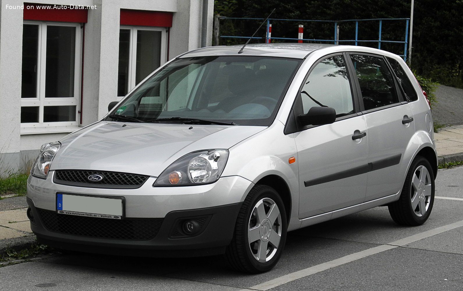 https://www.auto-data.net/images/f36/Ford-Fiesta-Mk6-5-door-facelift-2005.jpg
