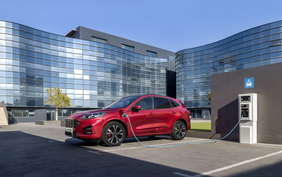 Ford Kuga 2020 rojo recargandose