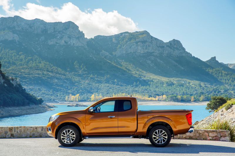 Nissan Navara - orange, profile