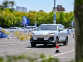 Зад волана на LEPAS: елегантност на хартия, въпроси на пистата