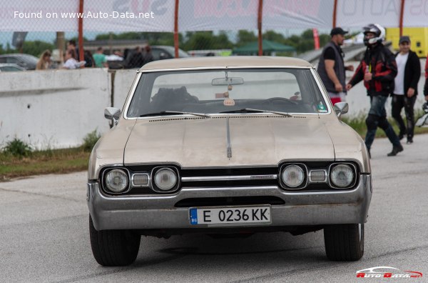 1967 Oldsmobile Cutlass Supreme Holiday Sedan - Fotografie 1