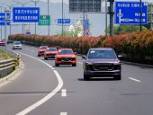 Зад волана на LEPAS: елегантност на хартия, въпроси на пистата