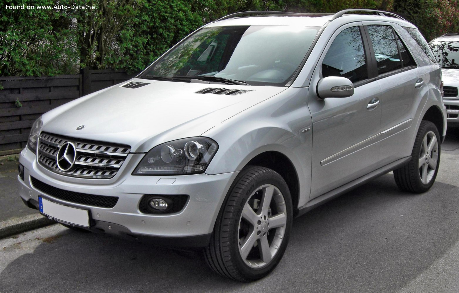 Mercedes Benz ML Class (W164) 350 specs, dimensions