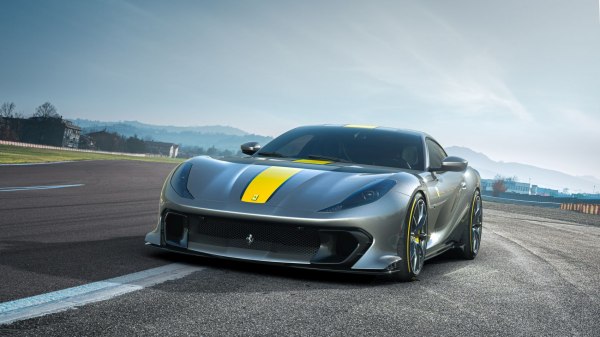 2021 Ferrari 812 Competizione - Fotoğraf 1