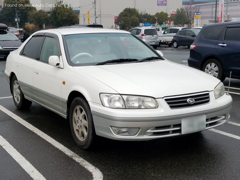 2000 Daihatsu Altis - Kuva 1