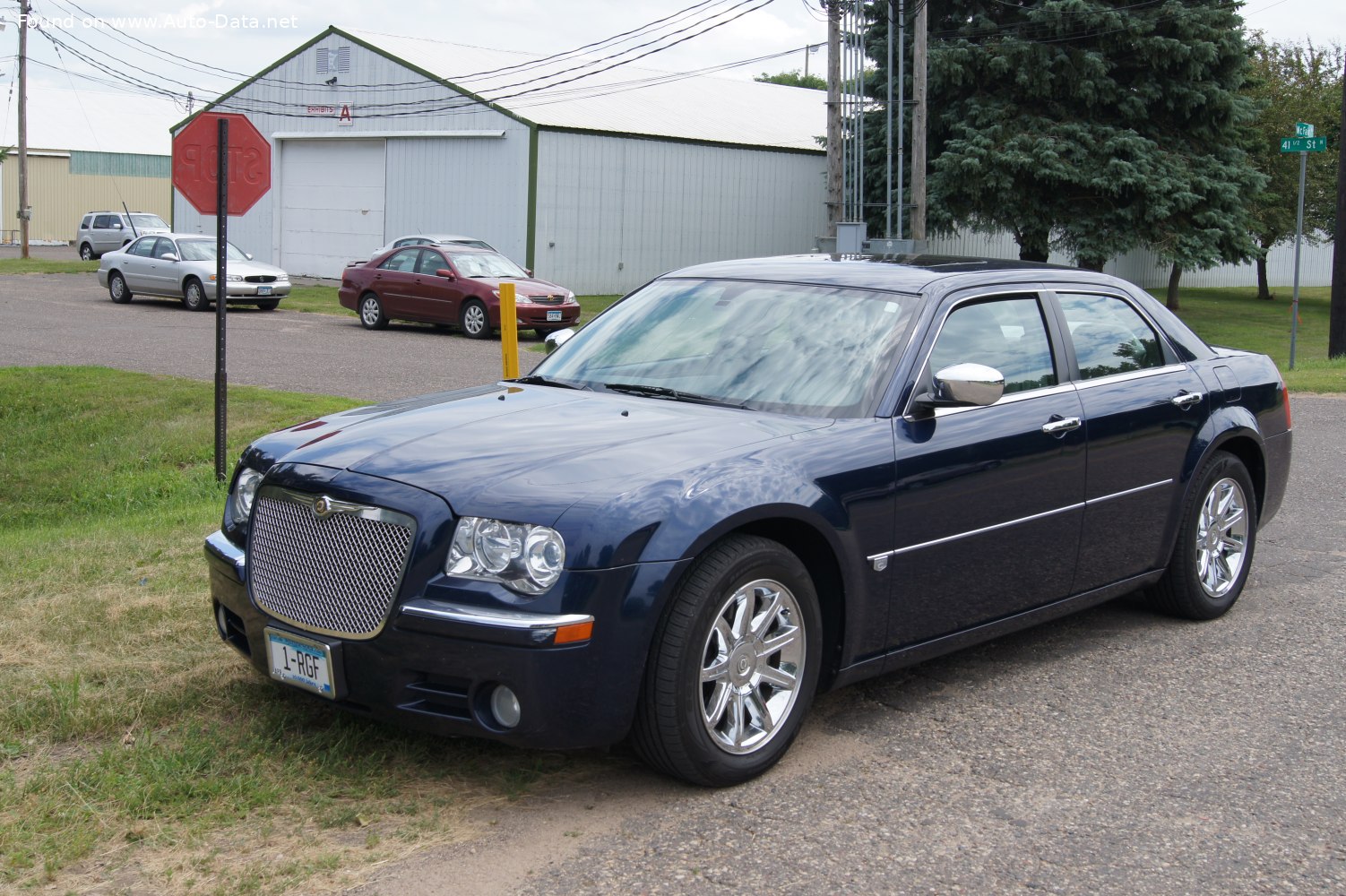 Файл:Chrysler 300C SRT8 6.1 front 20100801.jpg — Вікіпедія