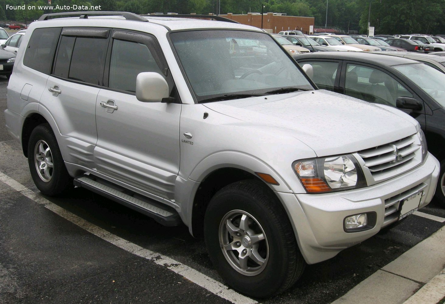 https://www.auto-data.net/images/f72/Mitsubishi-Montero.jpg