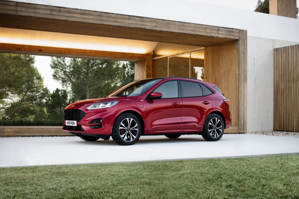 Ford Kuga 2020 rojo de perfil