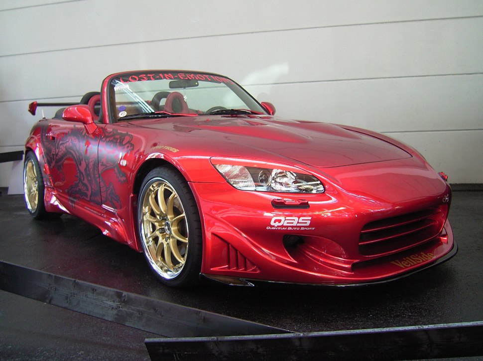 Honda S2000 в ярко червено на тунинг изложение