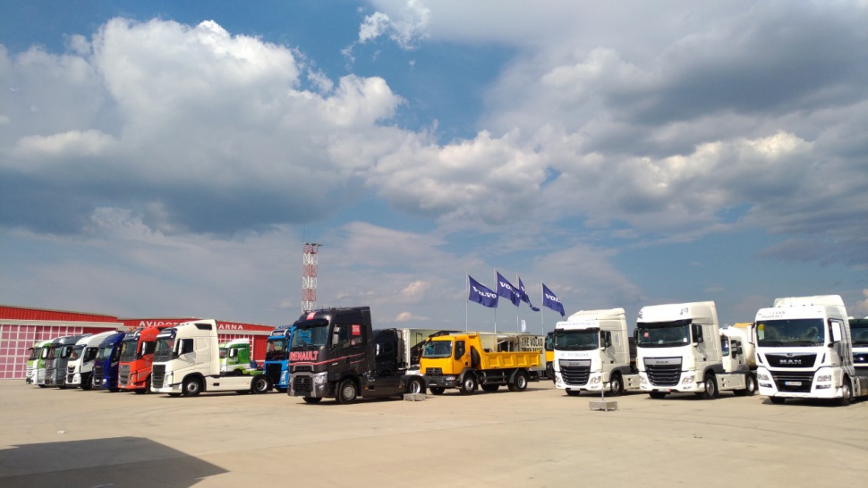 Изложение на камиони и тежкотоварни машини на летището в Лесново