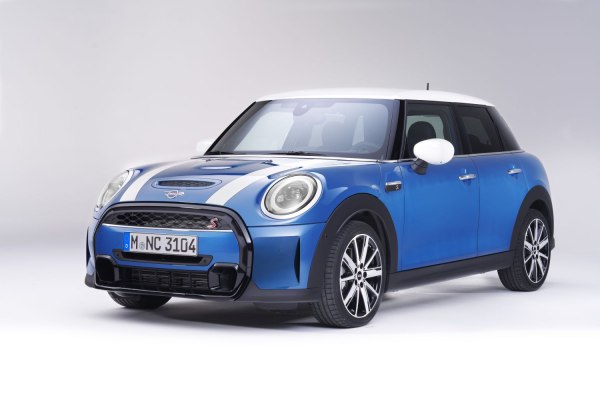 2021 Mini Hatch (F55, facelift 2021) 5-door - Fotografia 1