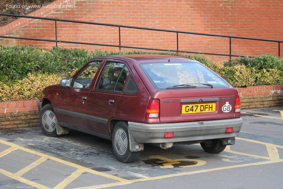 1984 Vauxhall Astra Mk II CC - Fotografia 1