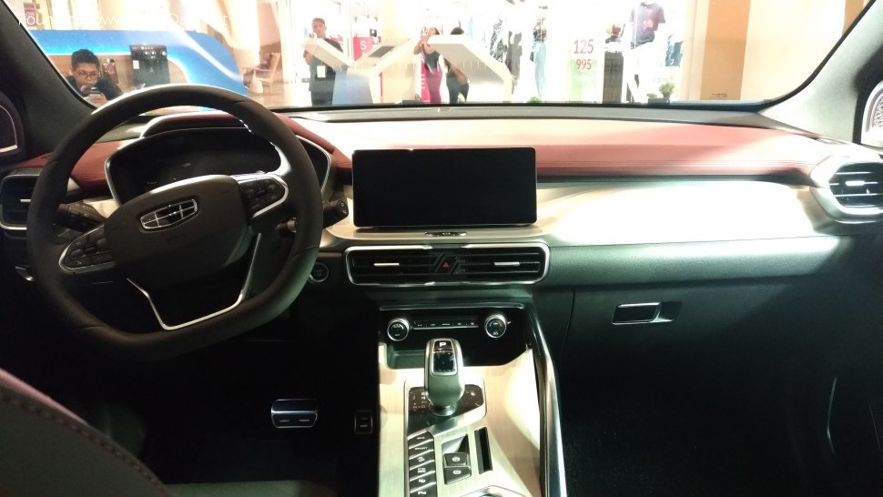 Geely coolray черный салон