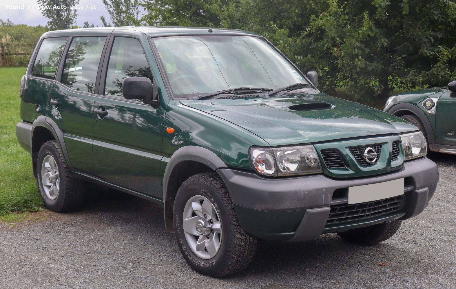 Nissan Terrano II de primera generación en una zona de cañas, barro y agua  - Revista 4x4