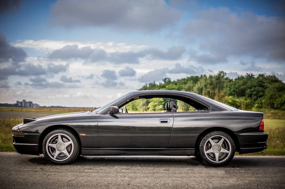 Side view of a BMW 8er car